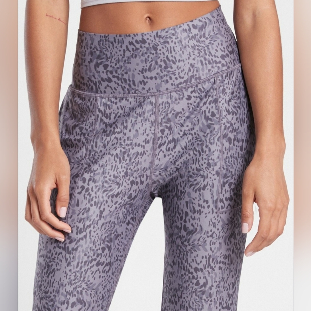 ATHLETA Salutation stash pocket II print Capri.Med. Gray